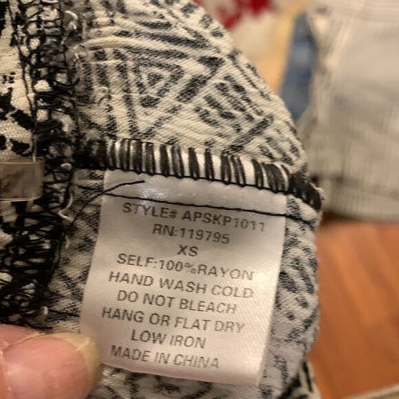 Sadie and Sage extra small geometric design shorts with ruffle hem - Picture 6 of 10